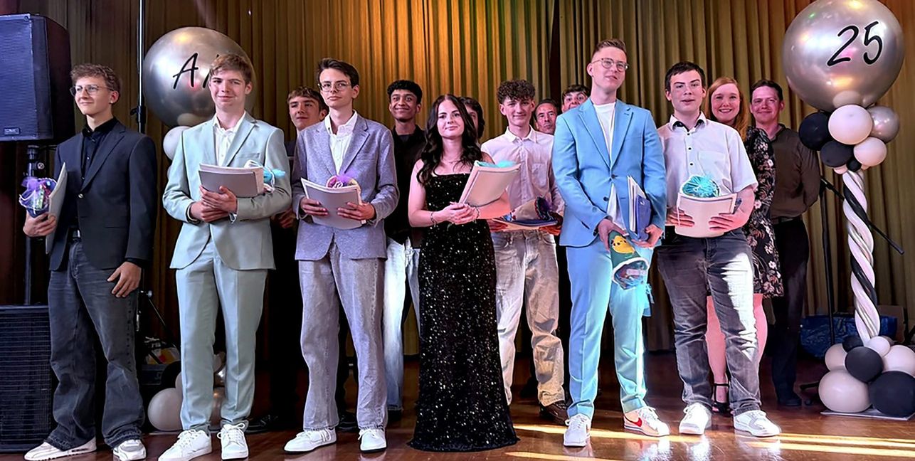 Fein herausgeputzt: Die Schülerinnen und Schüler der Döffinger Gemeinschafstschule. Bild: z