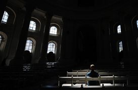 Ein Mann hält im Dom in Sankt Blasien im Schwarzwald  Andacht.