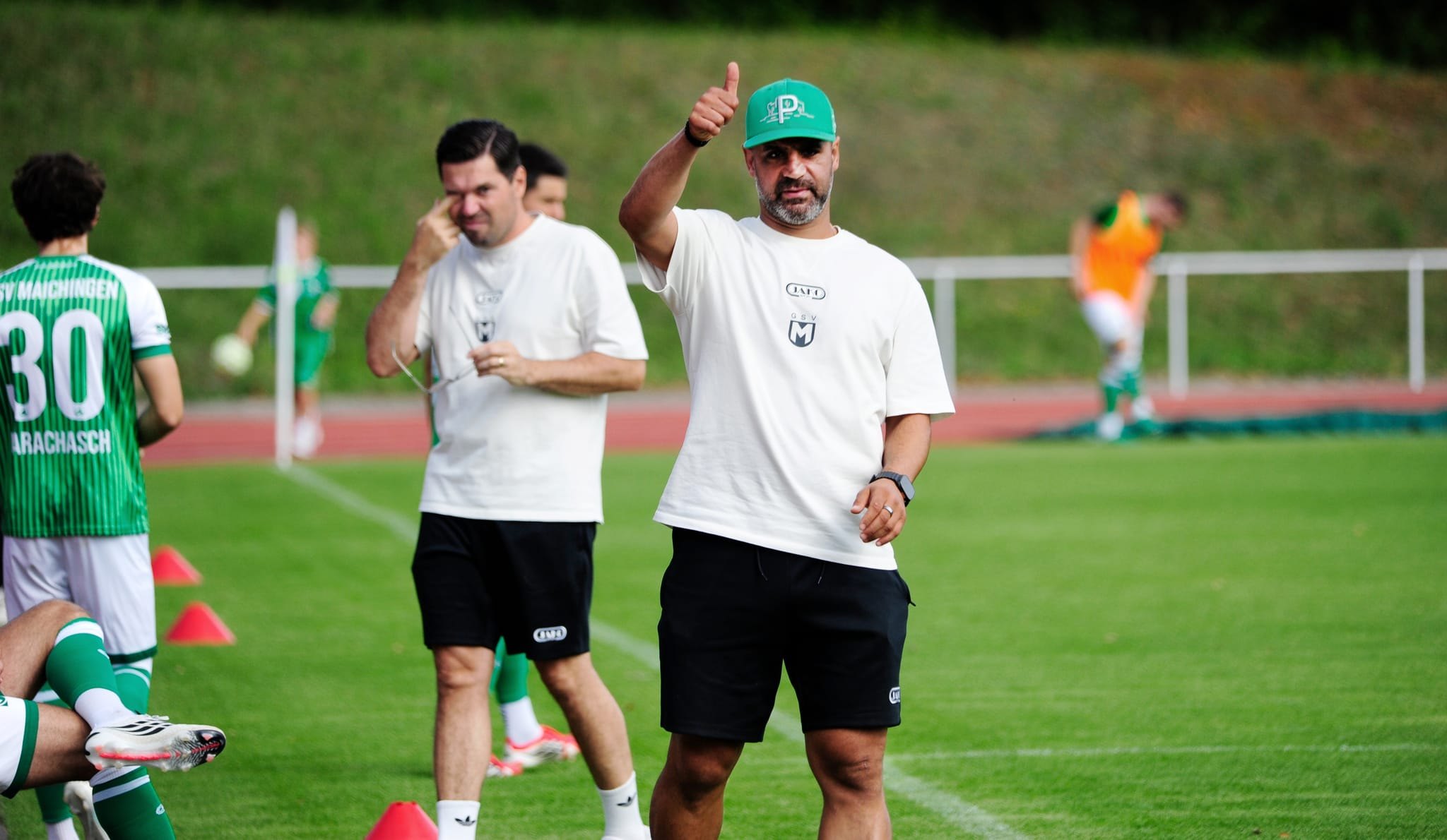 Das Maichinger Trainerduo George Berberoglu (vorne) und Javier Klug (dahinter) ist zufrieden.