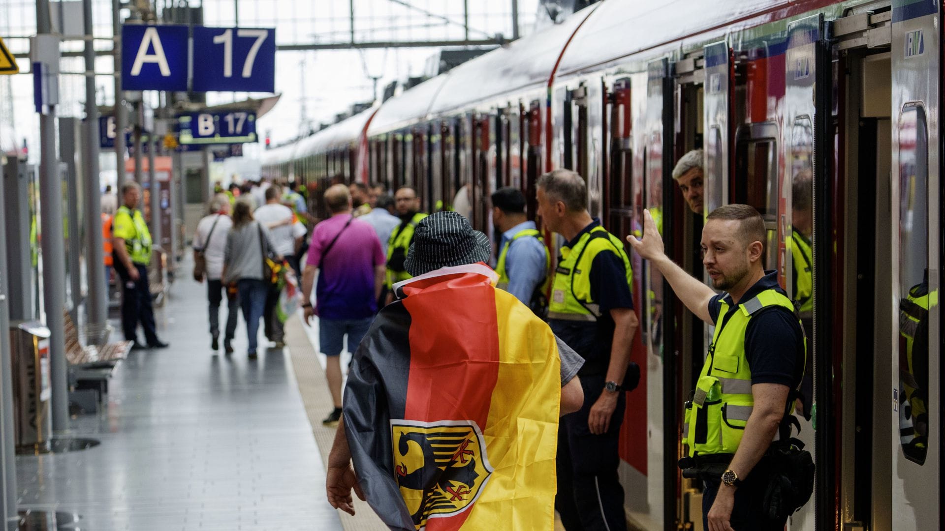 Die Bahn hat sich bei der EM aus Sicht von Verkehrsminister Wissing übernommen. (Archivbild)