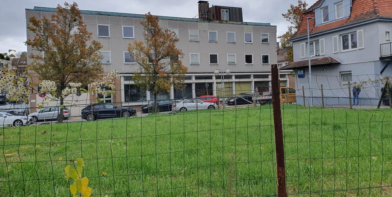 Auch diese Wiese macht der GHV als möglichen Parkplatz aus. Rechts ist das Gebäude des Royal-Döners zu sehen (ehemals Imbiss Rhodos), die graue Wand gehört zur ehemaligen Post.Bild: Wegner