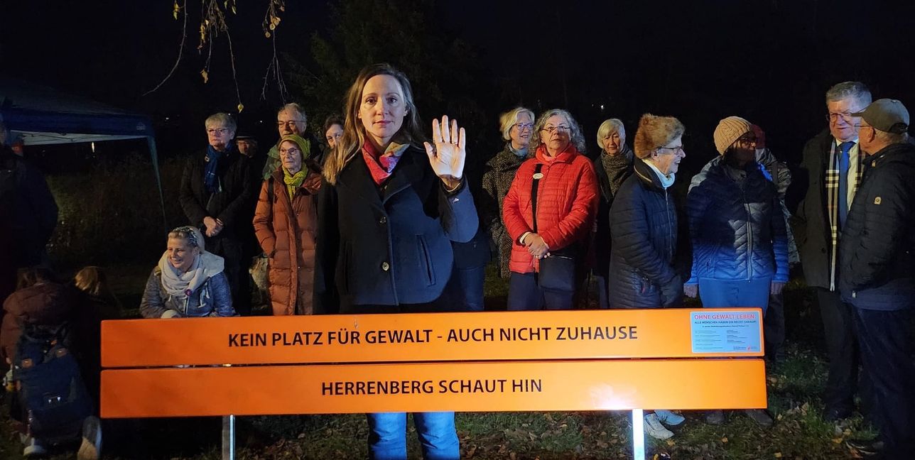 Jasmina Hostert bei der Einweihung der orangefarbenen Bank in Herrenberg.  Die SPD-Bundestagsabgeordnete will der Gewalt gegen Frauen ein Stoppzeichen setzen. Bild: z