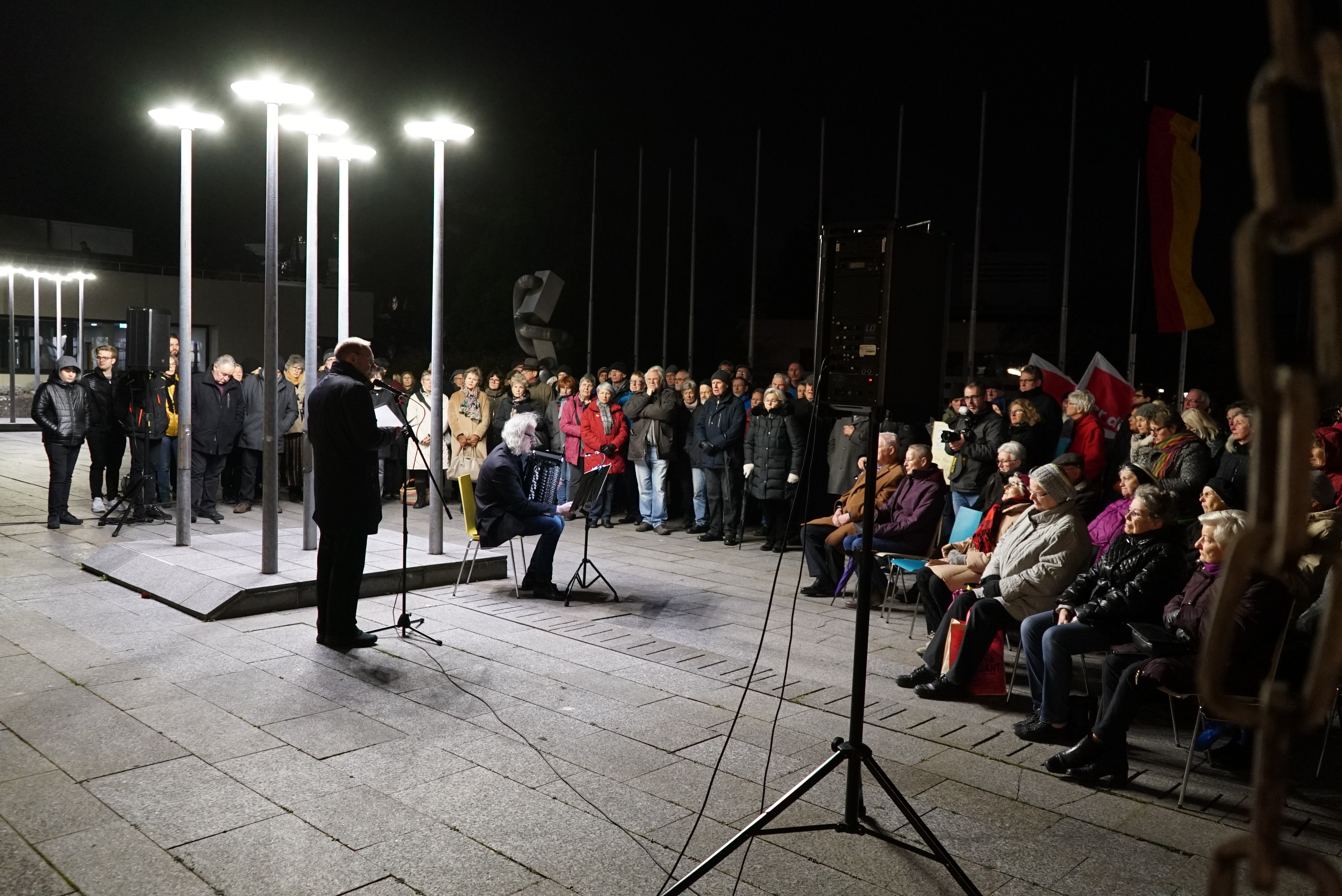 OB Dr. Bernd Vöhringer erinnerte an die Sindelfinger Opfer der NS-Herrschaft bei der Gedenkveranstaltung vor dem Rathaus. Bild: Heiden