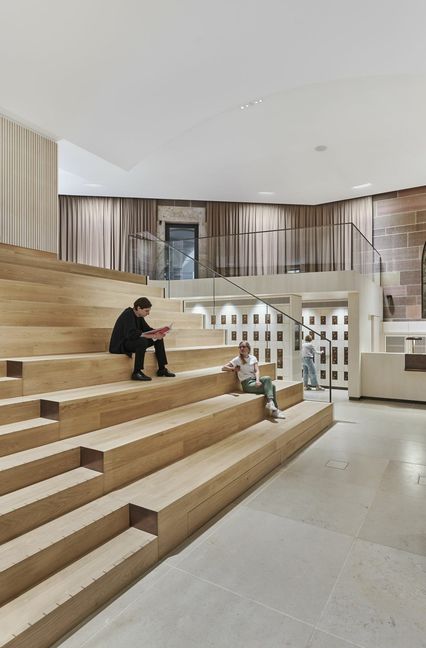 Die neue „Dürnitz“ will nicht nur ein Museumsfoyer sein, sondern ein ,Open Space’, in dem jede und jeder vorbeikommen, lesen, arbeiten oder verweilen darf.
 Foto: Simon Sommer