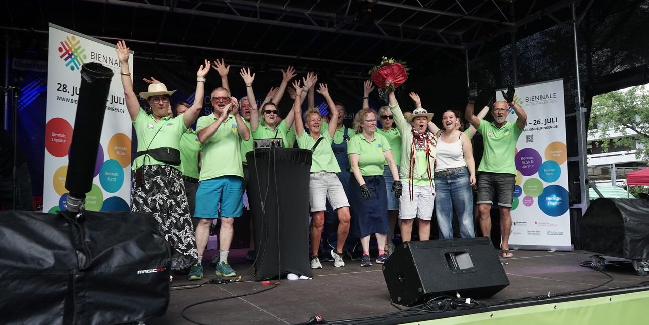 Das Helferteam des Goldberg-Fests wird auf der Bühne gefeiert.