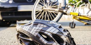 Der Unfallverursacher erkundigte sich kurz nach dem Radfahrer und führ dann einfach weiter. Bild: Adobe Stock