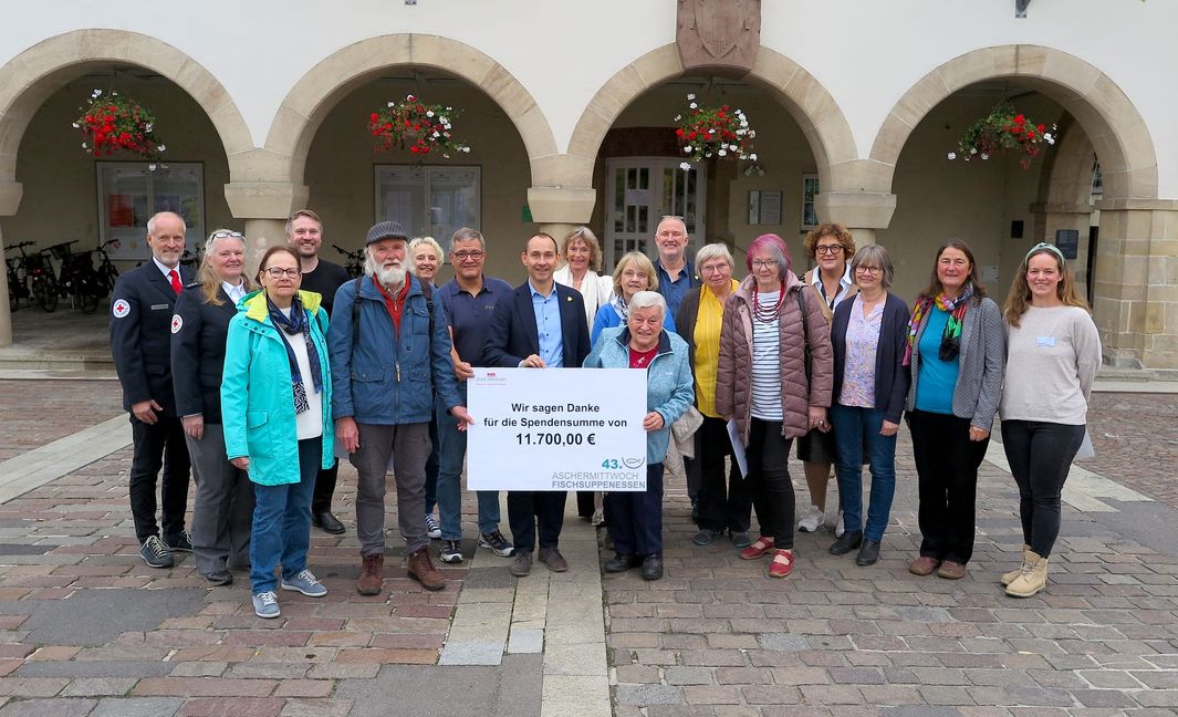 Oberbürgermeister Dr. Stefan Belz (Bildmitte) mit Vertretern der bedachten Organisationen.