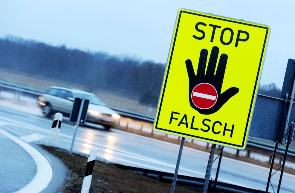 Wer falsch auf die Autobahn auffährt, bringt sich und andere in Lebensgefahr. An manchen Auffahrten warnen Schilder davor, dass man irrtümlich die falsche Richtung eingeschlagen hat.