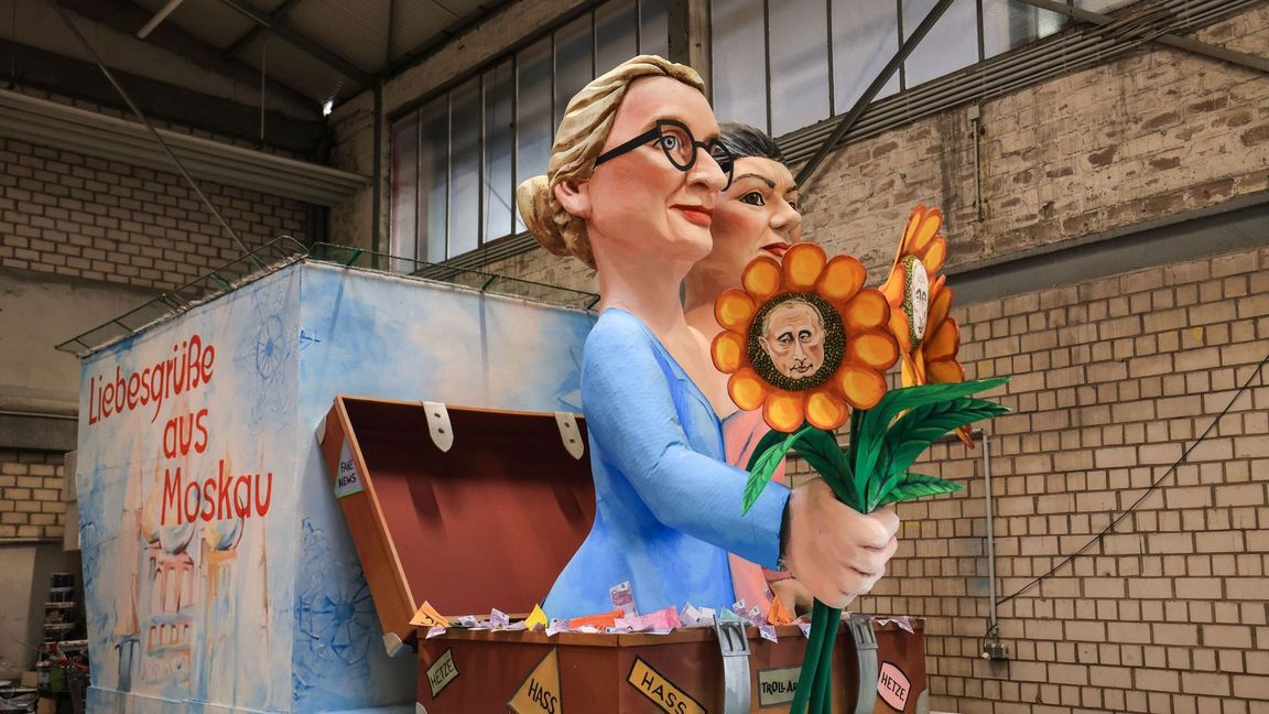 Dieser Motivwagen soll beim diesjährigen Rosenmontagszug in Köln die Jecken erheitern.