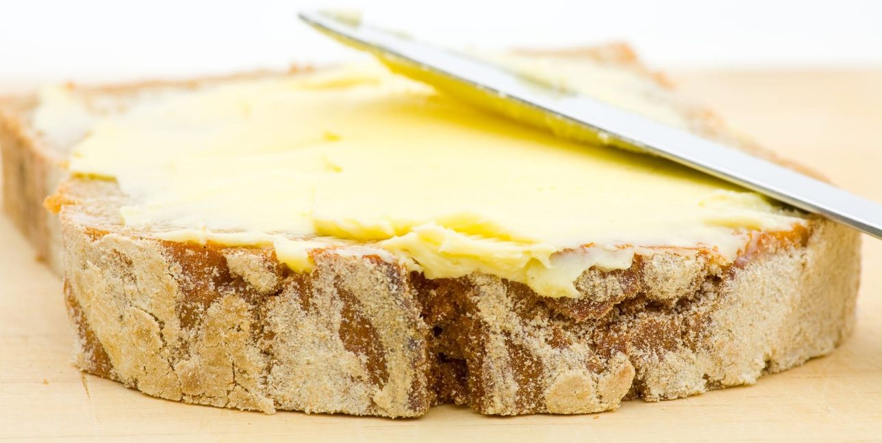 Ein Butterbrot schmeckt lecker.