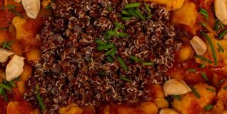 Veganes Gemüsecurry mit rotem Quinoa. Bild: Nüßle