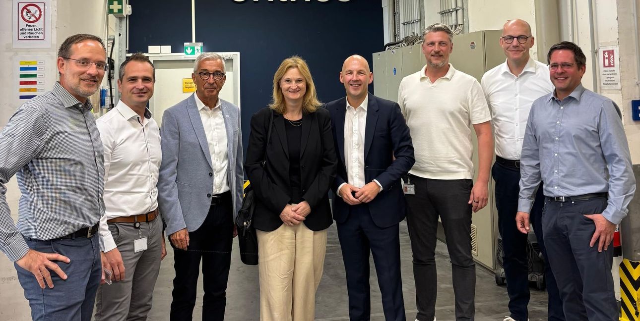 Bei der Entus GmbH in Böblingen: Landtagsabgeordnete Regina Dvořák-Vučetić, Marc Biadacz sowie (von links): Fabian Nacken (Director Supply Chain) , Martin Huber (Regionalleiter Südwest), Wolfgang Hahl (CRO), Matthias Schneider (Technical Leader), Christian Uhl (CEO) und Frederik Jung (CTO).