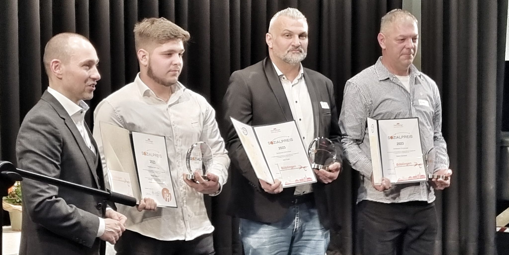 Böblingens Oberbürgermeister Dr. Stefan Belz bei der Verleihung des Sonderpreises für Zivilcourage der Stadt: Dragan Vukobrat (von links), Zeki Yasik und Dusko Vukobrat haben im Oktober im Röhrer Weg einen zehn Jahre alten Jungen, der im Röhrer Weg von einem 51-Jährigen entführt werden sollte, aus einem VW-Bus geholt, den Tatverdächtigen festgehalten und die Polizei gerufen.