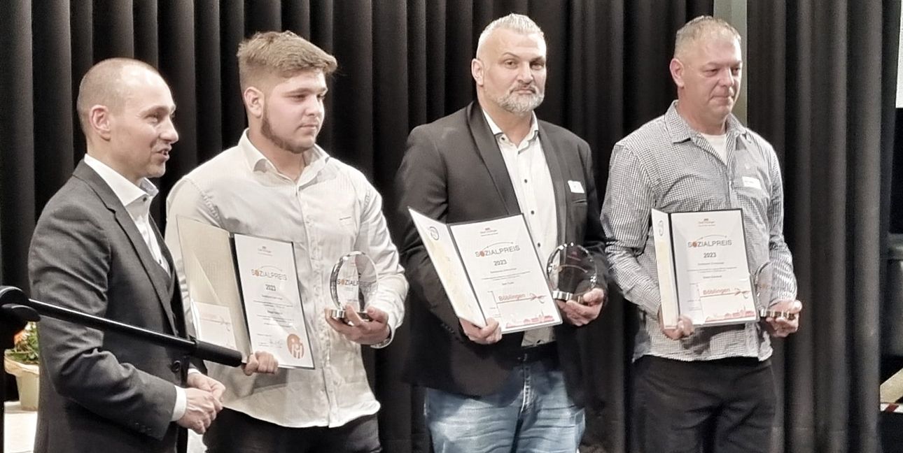 Böblingens Oberbürgermeister Dr. Stefan Belz bei der Verleihung des Sonderpreises für Zivilcourage der Stadt: Dragan Vukobrat (von links), Zeki Yasik und Dusko Vukobrat haben im Oktober im Röhrer Weg einen zehn Jahre alten Jungen, der im Röhrer Weg von einem 51-Jährigen entführt werden sollte, aus einem VW-Bus geholt, den Tatverdächtigen festgehalten und die Polizei gerufen.