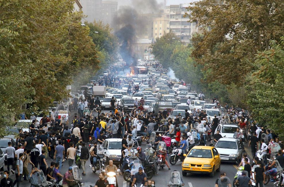 In Teheran kommt es zu massiven Protesten und Gewalt in den Straßen.