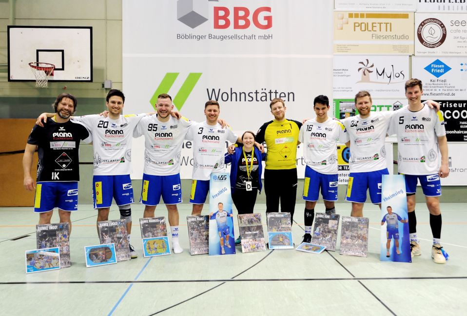 Verabschiedungen bei der HSG Böblingen/Sindelfingen am Dienstag beim letzten Saison-Heimspiel in der Böblinger Murkenbachhalle (von links): Trainer Ingo Krämer, Lukas Degel, Markus Schwab, Marc Petri, Physiotherapeutin Laura Krieg, Martin Root, Kim Erik Baumann, Felix Richter und  Dominic Horsch.