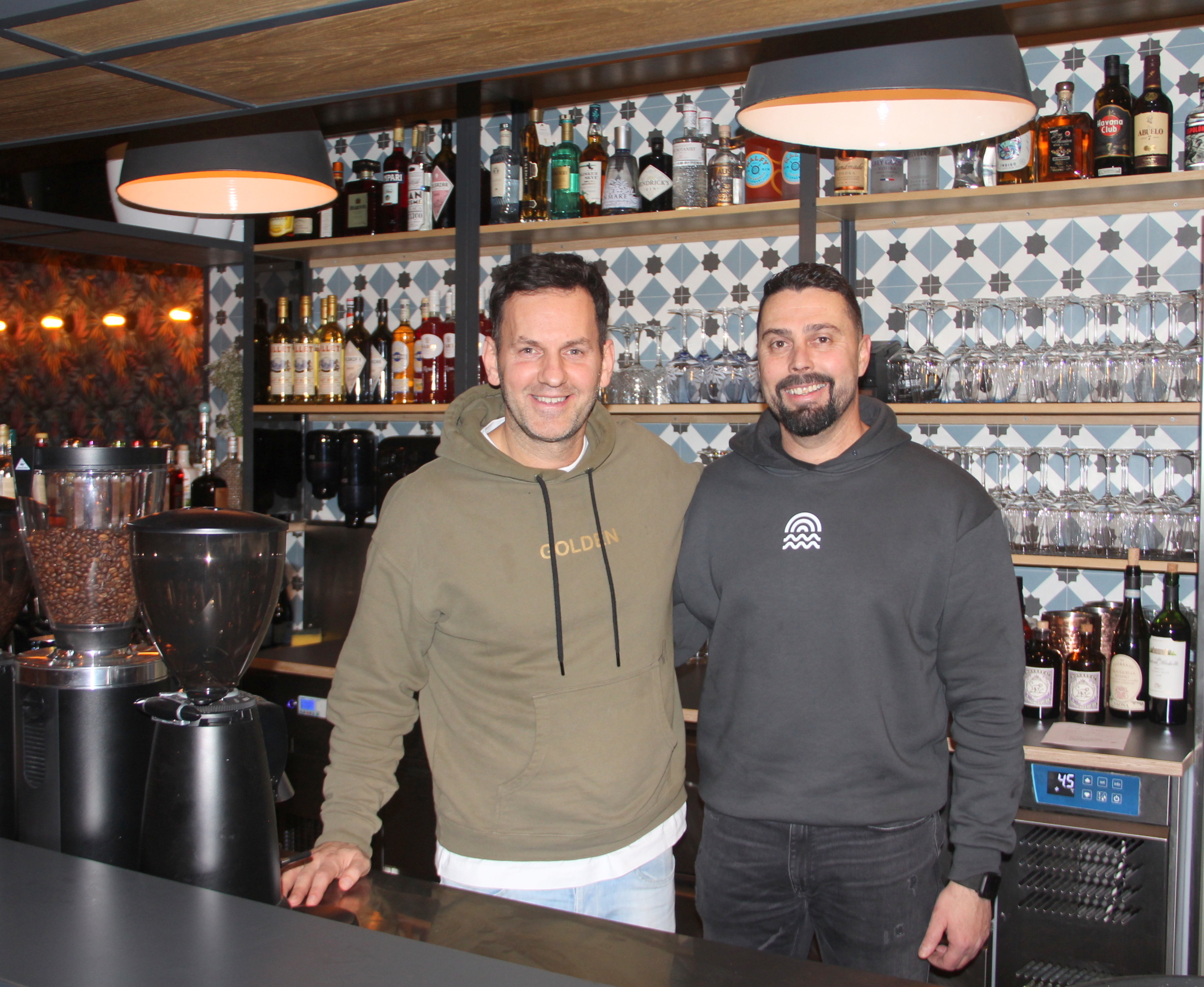 Mate Eres (links), der gemeinsam mit seinen Brüdern Bari und Tomas Eres Inhaber des Bondy ist, und Igor Rakocija (rechts), Leiter des Restaurants, hatten eine schöne Idee.   Bild: Oberdorfer