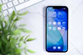 Viele Nutzer stören sich an dem Liquid Glass in iOS 26.