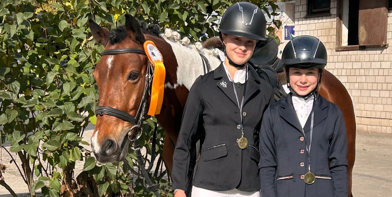 Maja Haumann (links) und Vivi Patzig mit „Goldpony“ Simba.