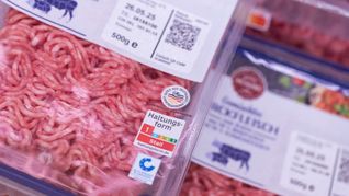 Bei Rindfleisch aus dem SB-Regal kamen 2024 noch 62,4 Prozent aus der untersten Haltungsstufe 1 - nach 75,6 Prozent im Jahr zuvor.