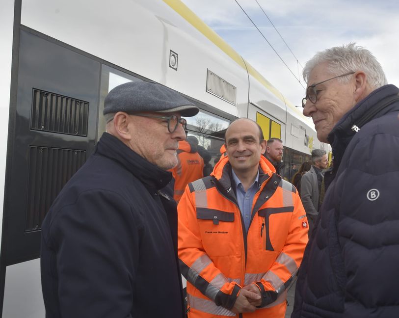 Verkehrsminister Winfried Hermann (von links), Frank von Meißner (Geschäftsführer des HHB-Zweckverbands) und der Calwer Landrat Helmut Riegger im Gespräch.