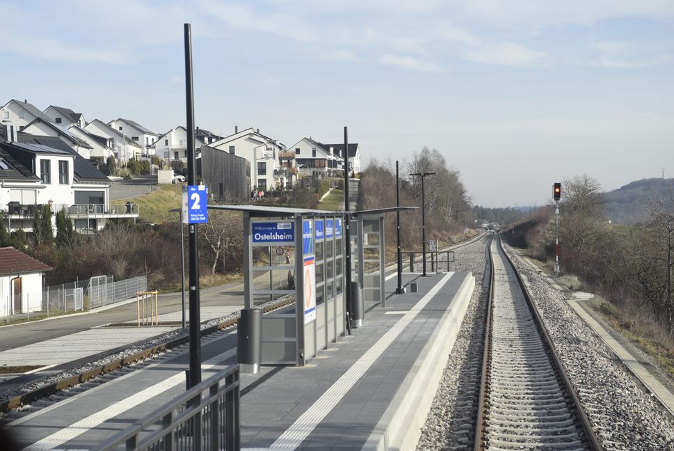 Am Ostelsheimer Haltepunkt ist die Strecke auf einen Kilometer zweigleisig ausgebaut, damit sich die Bahnen begegnen können, ohne dass die eine auf die andere warten muss.