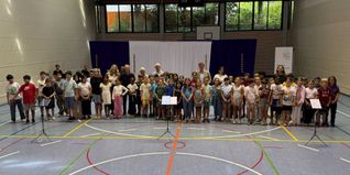 Die Kinder der Singpause mit Oberbürgermeister Markus Kleemann (hinten, beiger Anzug) sowie Vertretern der Bürgerstiftung Sindelfingen und der SMTT.