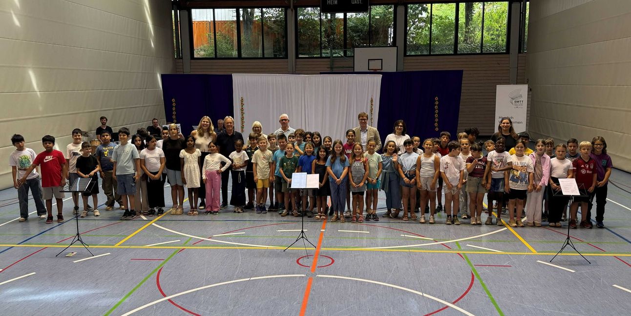 Die Kinder der Singpause mit Oberbürgermeister Markus Kleemann (hinten, beiger Anzug) sowie Vertretern der Bürgerstiftung Sindelfingen und der SMTT.