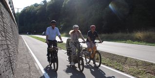 Landrat Roland Bernhard, Aidlingens Bürgermeisterin Helena Österle und ADFC-Vorsitzender Jörg Stenner (von links) freuen sich über die neue Trasse.