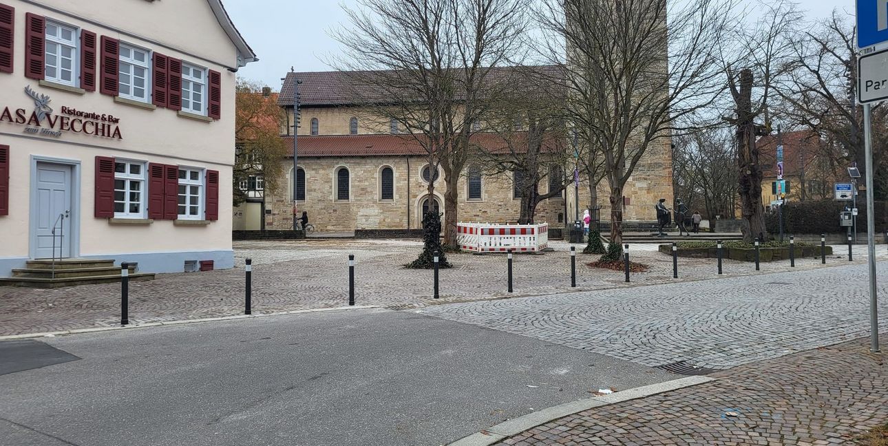Die Poller sollen die Fläche zwischen der Martinskirche und dem ehemaligen Gasthaus Hirsch freihalten.