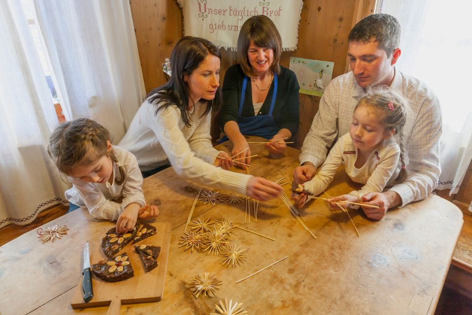 Südtirol, Ultental, St.Nikolaus, Aussergrub 279, Familie Thöni, Aussergrub Hof, Basteln, Strohsterne,