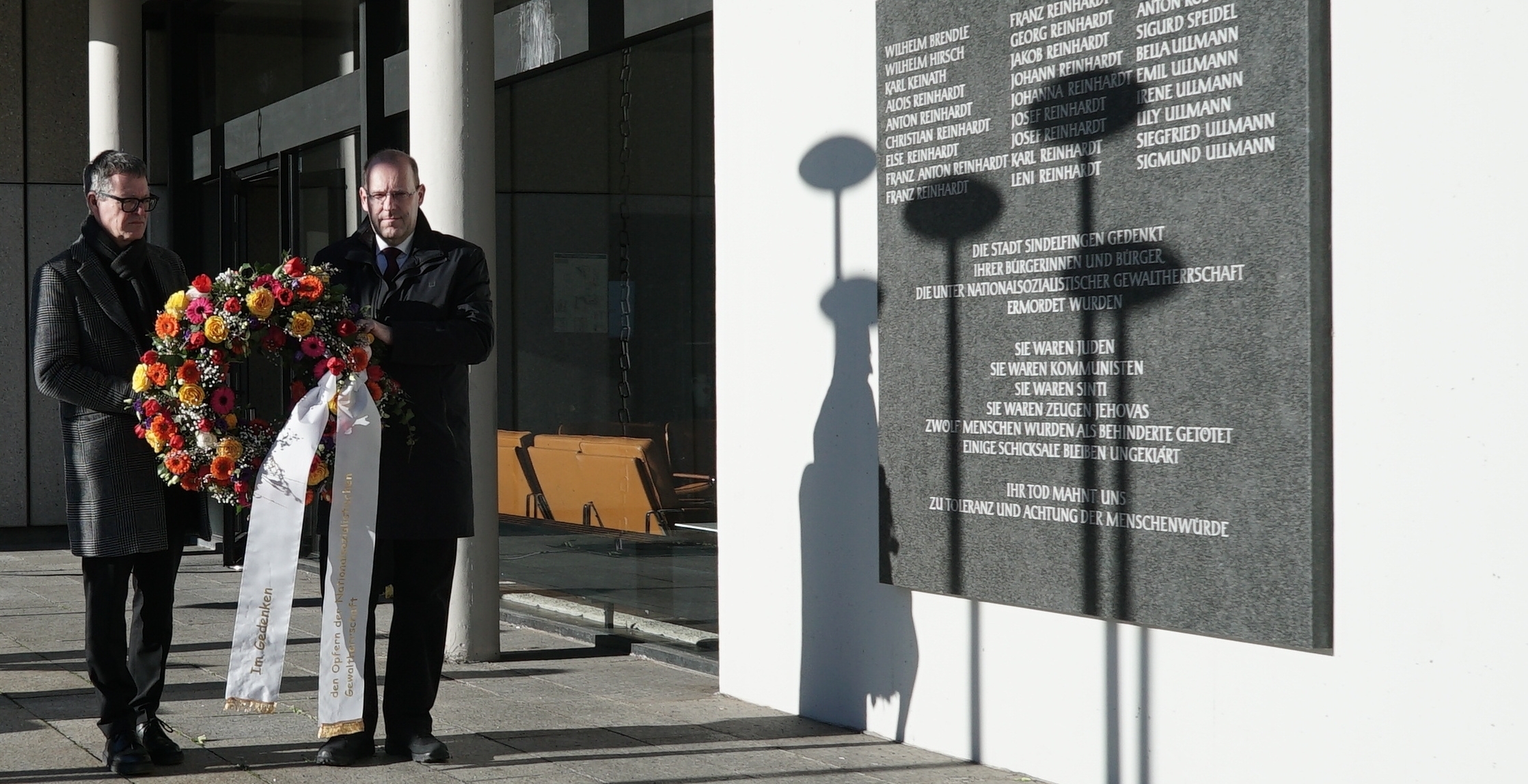 Kulturamtsleiter Markus Nau und OB Dr. Bernd Vöhringer bei der Kranzniederlegung. Bild: Heiden