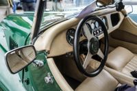 Edle Autos locken am Wochenende die Massen aufs Flugfeld.