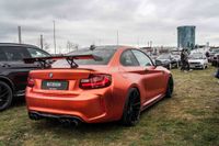 Edle Autos locken am Wochenende die Massen aufs Flugfeld.