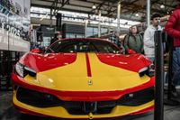 Edle Autos locken am Wochenende die Massen aufs Flugfeld.