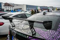 Edle Autos locken am Wochenende die Massen aufs Flugfeld.