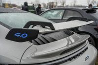 Edle Autos locken am Wochenende die Massen aufs Flugfeld.