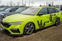Edle Autos locken am Wochenende die Massen aufs Flugfeld.