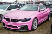 Edle Autos locken am Wochenende die Massen aufs Flugfeld.