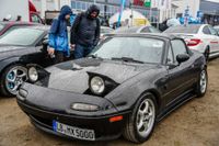 Edle Autos locken am Wochenende die Massen aufs Flugfeld.