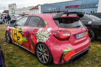 Edle Autos locken am Wochenende die Massen aufs Flugfeld.