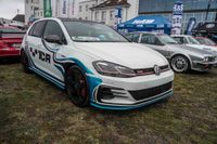 Edle Autos locken am Wochenende die Massen aufs Flugfeld.