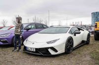 Edle Autos locken am Wochenende die Massen aufs Flugfeld.