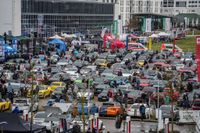 Edle Autos locken am Wochenende die Massen aufs Flugfeld.
