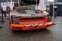 Edle Autos locken am Wochenende die Massen aufs Flugfeld.