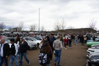 Edle Autos locken am Wochenende die Massen aufs Flugfeld.