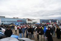 Edle Autos locken am Wochenende die Massen aufs Flugfeld.