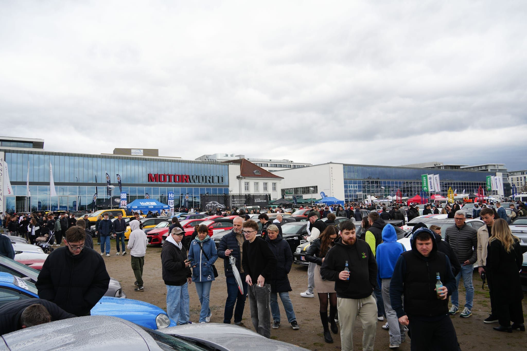 Edle Autos locken am Wochenende die Massen aufs Flugfeld.