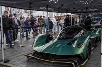 Edle Autos locken am Wochenende die Massen aufs Flugfeld.