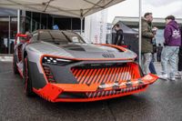 Edle Autos locken am Wochenende die Massen aufs Flugfeld.